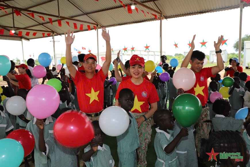 View - 	Vietnamese blue berets bring Mid-Autumn Festival to African children